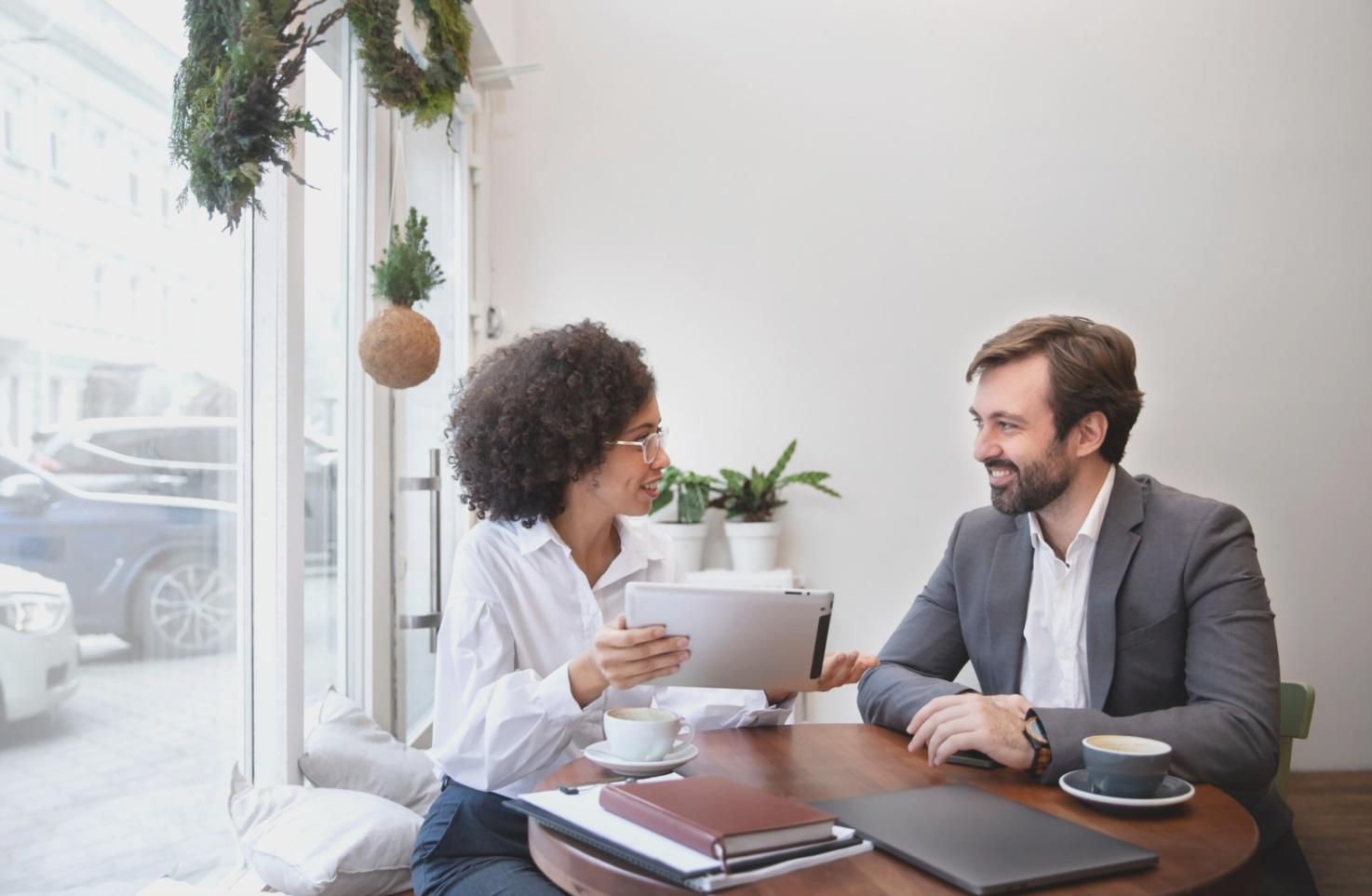 Estudiantes aplicando técnicas creativas de presupuesto personal